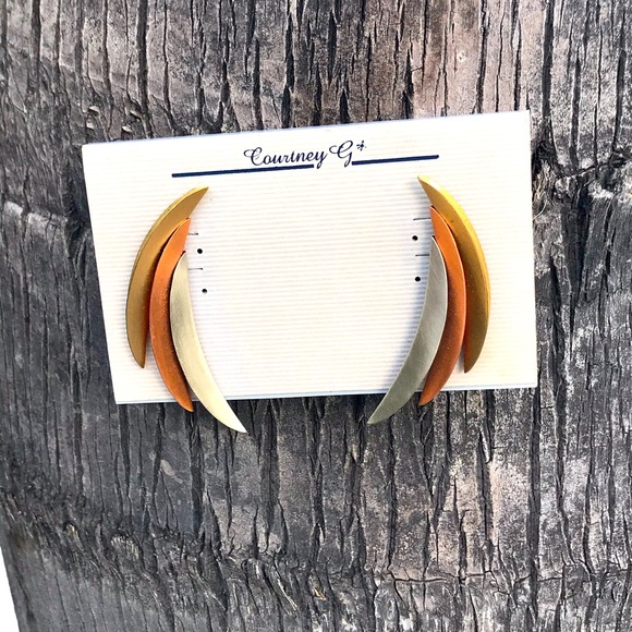 Curved Style Earrings - Picture 1 of 2